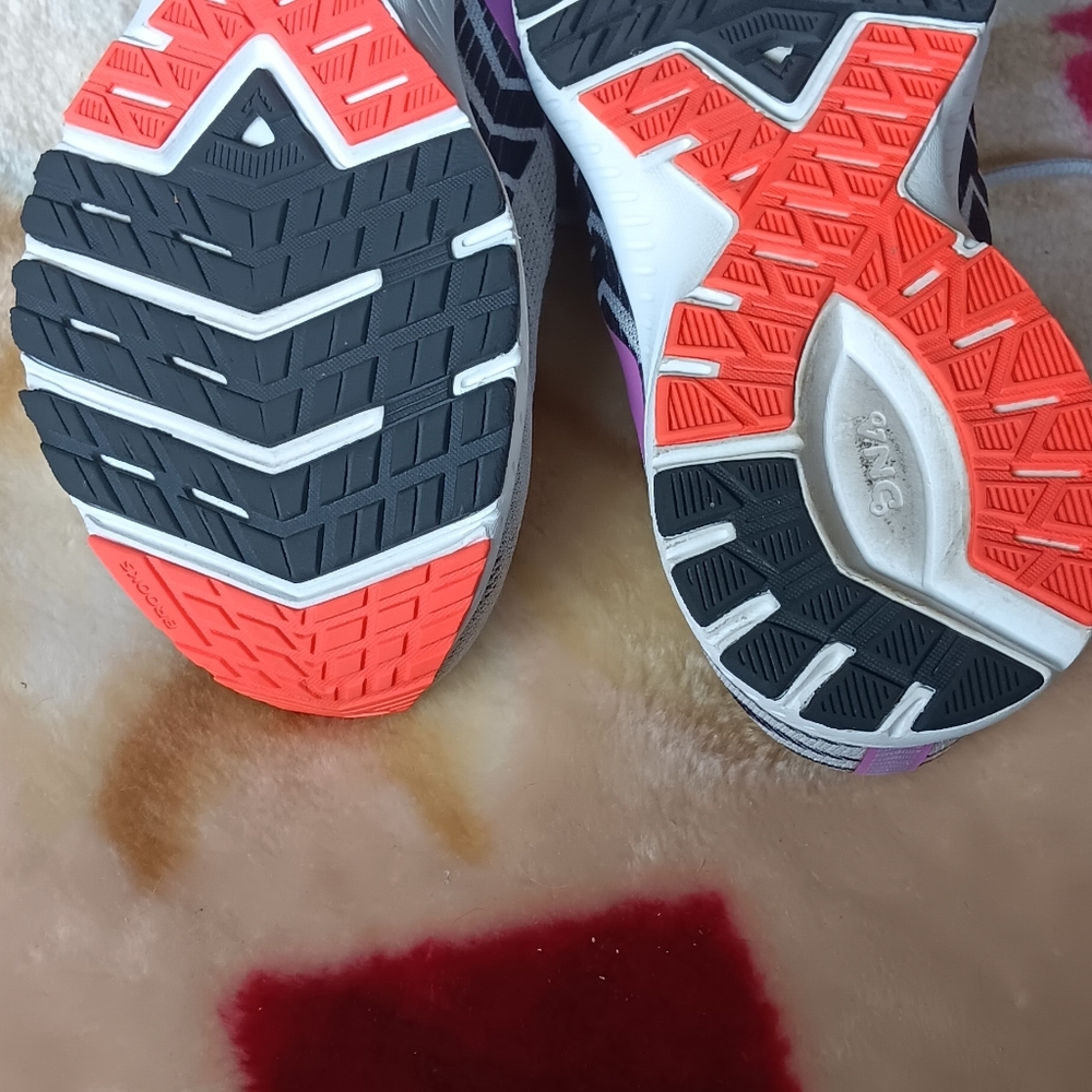 Brooks tennis shoes
